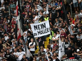 Ultra-Fans von Eintracht Frankfurt über Kritik an der geplanten Verpflichtung von Andreas Möller. Foto: Hasan Bratic Ultra-Fans von Eintracht Frankfurt über Kritik an der geplanten Verpflichtung von Andreas Möller. Foto: Hasan Bratic