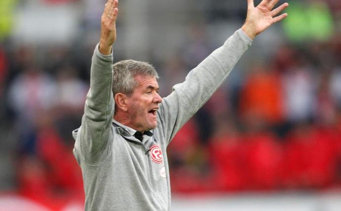 Steht vor seinem 500. Bundesligaspiel: Der Düsseldorfer Trainer Friedhelm Funkel gestikuliert. Foto: Roland Weihrauch