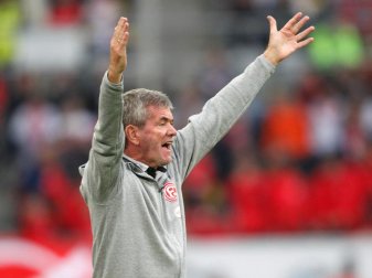 Steht vor seinem 500. Bundesligaspiel: Der Düsseldorfer Trainer Friedhelm Funkel gestikuliert. Foto: Roland Weihrauch Steht vor seinem 500. Bundesligaspiel: Der Düsseldorfer Trainer Friedhelm Funkel gestikuliert. Foto: Roland Weihrauch