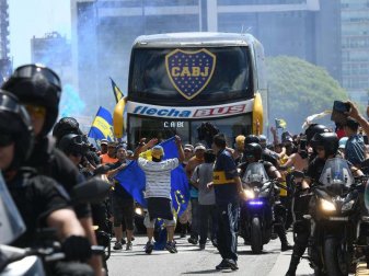 Der Mannschaftsbus der Boca Juniors wurde im vergangenen Jahr mit Steinen beworfen. Foto: Jose Romero/telam Der Mannschaftsbus der Boca Juniors wurde im vergangenen Jahr mit Steinen beworfen. Foto: Jose Romero/telam