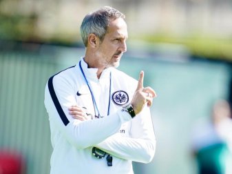 Trifft mit Eintracht Frankfurt am 7. Spieltag auf Werder Bremen: Trainer Adi Hütter. Foto: Uwe Anspach Trifft mit Eintracht Frankfurt am 7. Spieltag auf Werder Bremen: Trainer Adi Hütter. Foto: Uwe Anspach