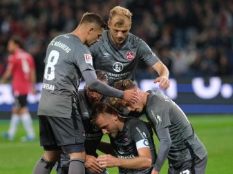 Nürnbergs Spieler feiern Torschütze Hanno Behrens (unten, M) nach seinem Treffer zum 2:0 gegen Hannover 96. Foto: Peter Steffen Nürnbergs Spieler feiern Torschütze Hanno Behrens (unten, M) nach seinem Treffer zum 2:0 gegen Hannover 96. Foto: Peter Steffen