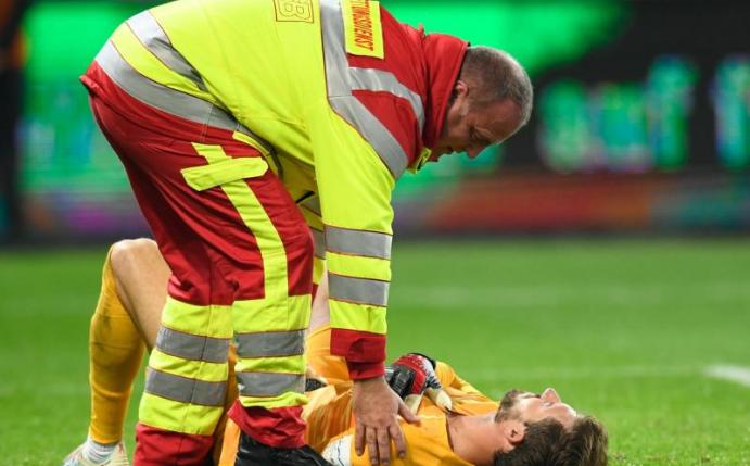 Frankfurts Keeper Kevin Trapp hat sich schwer an der Schulter verletzt. Foto: Tom Weller/dpa