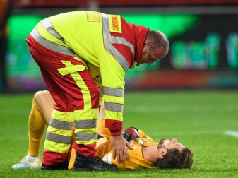 Frankfurts Keeper Kevin Trapp hat sich schwer an der Schulter verletzt. Foto: Tom Weller/dpa Frankfurts Keeper Kevin Trapp hat sich schwer an der Schulter verletzt. Foto: Tom Weller/dpa