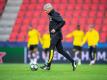 Nach der Kritik an dürftigen Leistungen will Trainer Lucien Favre mit dem BVB gegen Slavia Prag wieder für einen klaren Erfolg sorgen. Foto: Guido Kirchner/dpa