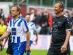 Kicker-Ikonen: Jürgen Klinsmann (l) und Guido Buchwald bei einem Benefizspiel. Foto: Christoph Schmidt/dpa