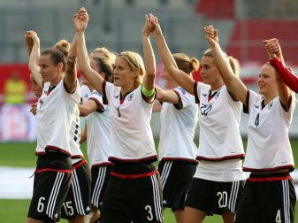 DFB verabschiedet Simone Laudehr und Lena Goeßling DFB verabschiedet Simone Laudehr und Lena Goeßling