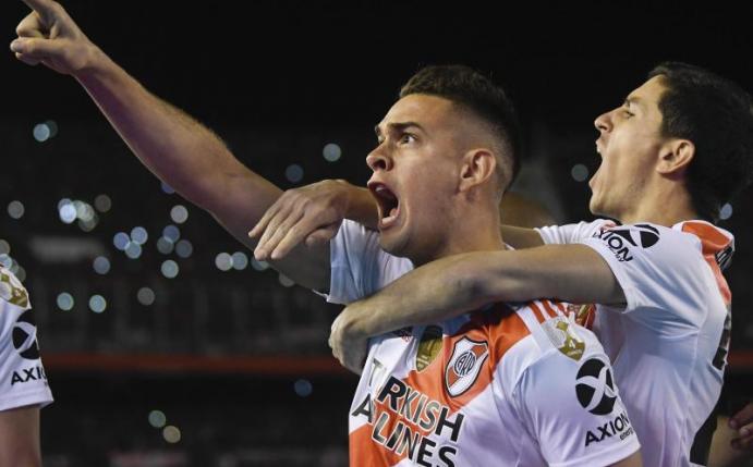 River Plates Rafael Borré (l) jubelt mit seinem Teamkollegen Ignacio Fernandez über seinen Treffer zum 1:0. Foto: Gustavo Garello/AP/dpa