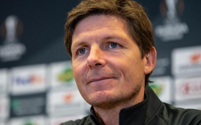 Wolfsburgs Trainer Oliver Glasner stellt bei der Pressekonferenz klar: «Wir wollen hier morgen gewinnen.». Foto: Swen Pförtner/dpa