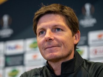 Wolfsburgs Trainer Oliver Glasner stellt bei der Pressekonferenz klar: «Wir wollen hier morgen gewinnen.». Foto: Swen Pförtner/dpa Wolfsburgs Trainer Oliver Glasner stellt bei der Pressekonferenz klar: «Wir wollen hier morgen gewinnen.». Foto: Swen Pförtner/dpa