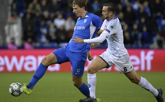 Sander Berge (l) vom KRC Genk und Fabian Ruiz vom SSC Neapel im Kampf um den Ball. Foto: Yorick Jansens/BELGA/dpa