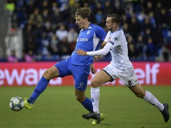 Sander Berge (l) vom KRC Genk und Fabian Ruiz vom SSC Neapel im Kampf um den Ball. Foto: Yorick Jansens/BELGA/dpa Sander Berge (l) vom KRC Genk und Fabian Ruiz vom SSC Neapel im Kampf um den Ball. Foto: Yorick Jansens/BELGA/dpa