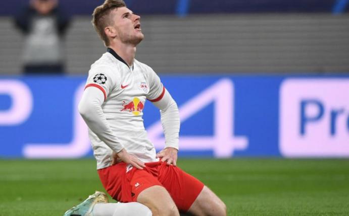 Leipzigs Timo Werner hockt nach einer vergebenen Torchance enttäuscht am Boden. Foto: Hendrik Schmidt/dpa-Zentralbild/dpa