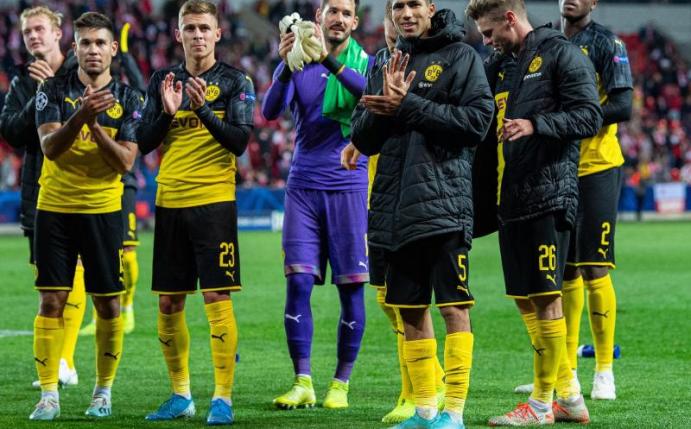 Der BVB durfte in Prag vor allem dank Achraf Hakimi (3.v.r.) feiern. Foto: Guido Kirchner/dpa