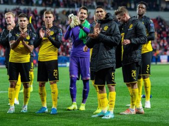 Der BVB durfte in Prag vor allem dank Achraf Hakimi (3.v.r.) feiern. Foto: Guido Kirchner/dpa Der BVB durfte in Prag vor allem dank Achraf Hakimi (3.v.r.) feiern. Foto: Guido Kirchner/dpa
