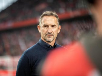 Kölns Trainer Achim Beierlorzer fordert von seinen Spielern eine höhere Laufleistung. Foto: Marcel Kusch/dpa