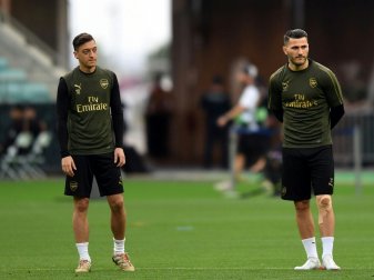 Özil (l.) und Kolasinac wurden im Juli überfallen