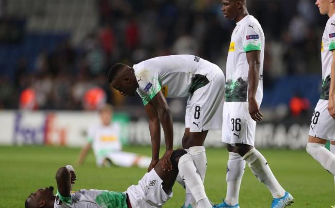 Alassane Plea (l) musste gegen Baskasehir Istanbul aufgrund einer Fußverletzung bereits zur Halbzeit ausgewechselt werden. Foto: Friso Gentsch/dpa