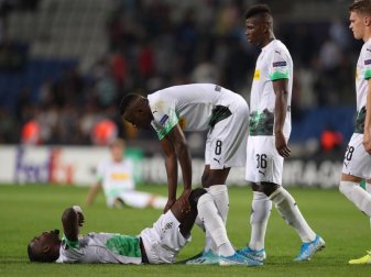 Alassane Plea (l) musste gegen Baskasehir Istanbul aufgrund einer Fußverletzung bereits zur Halbzeit ausgewechselt werden. Foto: Friso Gentsch/dpa Alassane Plea (l) musste gegen Baskasehir Istanbul aufgrund einer Fußverletzung bereits zur Halbzeit ausgewechselt werden. Foto: Friso Gentsch/dpa