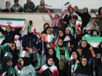 Erstmals in der Geschichte des Iran sollen auch iranische Frauen Tickets für ein Fußballspiel kaufen können. Foto: Saeid Zareian/dpa Erstmals in der Geschichte des Iran sollen auch iranische Frauen Tickets für ein Fußballspiel kaufen können. Foto: Saeid Zareian/dpa
