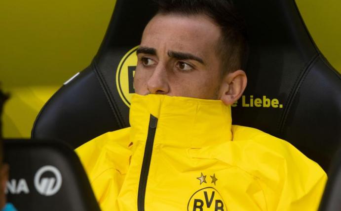 Dortmunds Stürmer Paco Alcacer klagt weiter über Probleme an der Achillessehne und fehlt dem BVB in Freiburg. Foto: Bernd Thissen/dpa