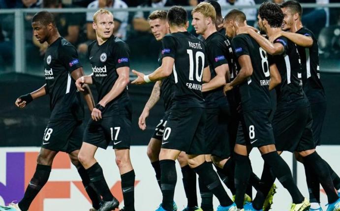 Frankfurts Mannschaft jubelt über das Tor zum 1:0 gegen Vitoria Guimarães. Foto: Uwe Anspach/dpa