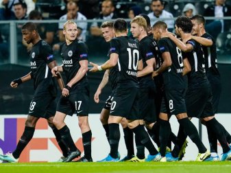 Frankfurts Mannschaft jubelt über das Tor zum 1:0 gegen Vitoria Guimarães. Foto: Uwe Anspach/dpa Frankfurts Mannschaft jubelt über das Tor zum 1:0 gegen Vitoria Guimarães. Foto: Uwe Anspach/dpa