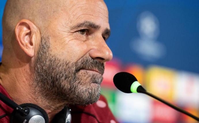 Leverkusens Trainer Peter Bosz freut sich über die Berufung von Nadiem Amiri in die deutsche Nationalmannschaft. Foto: Marius Becker/dpa