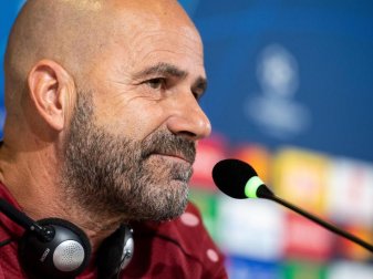Leverkusens Trainer Peter Bosz freut sich über die Berufung von Nadiem Amiri in die deutsche Nationalmannschaft. Foto: Marius Becker/dpa Leverkusens Trainer Peter Bosz freut sich über die Berufung von Nadiem Amiri in die deutsche Nationalmannschaft. Foto: Marius Becker/dpa