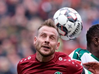 Fällt für Hannover beim Spiel in Dresden aus: Marvin Bakalorz (l) im Duell mit einem Gegenspieler. Foto: Peter Steffen/dpa