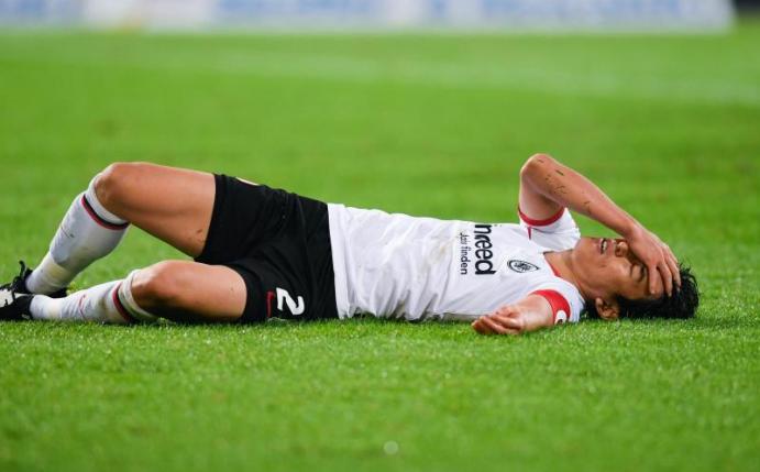 Eintracht-Spieler Makoto Hasebe hatte sich im Spiel bei Union Berlin eine Gehirnerschütterung zugezogen. Foto: Tom Weller/dpa