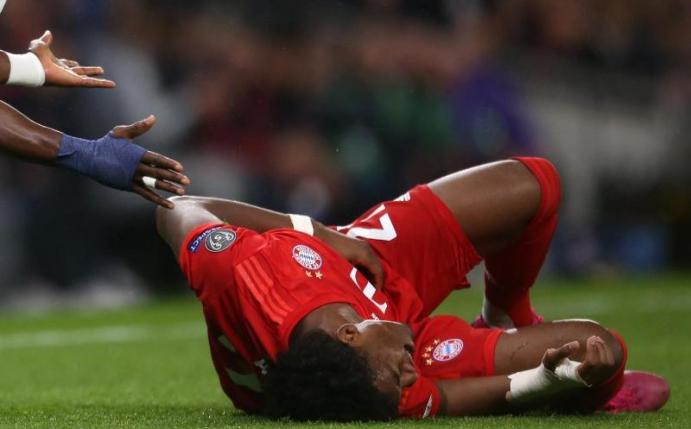 David Alaba liegt nach einem Zusammenprall im Spiel gegen Tottenham am Boden und hält sich die Rippen. Foto: Steven Paston/PA Wire/dpa