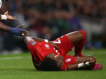 David Alaba liegt nach einem Zusammenprall im Spiel gegen Tottenham am Boden und hält sich die Rippen. Foto: Steven Paston/PA Wire/dpa David Alaba liegt nach einem Zusammenprall im Spiel gegen Tottenham am Boden und hält sich die Rippen. Foto: Steven Paston/PA Wire/dpa