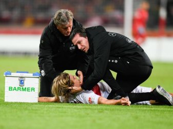 Borna Sosa vom VfB Stuttgart wird von den Mannschaftsärzten behandelt. Foto: Tom Weller/dpa Borna Sosa vom VfB Stuttgart wird von den Mannschaftsärzten behandelt. Foto: Tom Weller/dpa