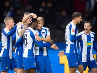Herthas Spieler bejubeln das 2:1 gegen Fortuna Düsseldorf durch Javairo Dilrosun (M). Foto: Soeren Stache/dpa Herthas Spieler bejubeln das 2:1 gegen Fortuna Düsseldorf durch Javairo Dilrosun (M). Foto: Soeren Stache/dpa