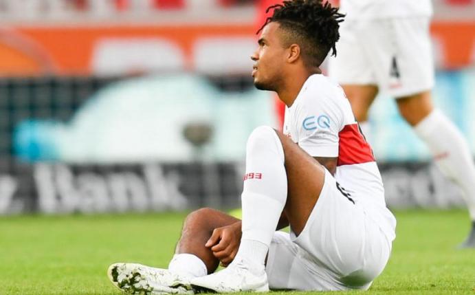 VfB-Spieler Daniel Didavi sitzt während des Spiels gegen Wehen Wiesbaden verletzt auf dem Spielfeld. Foto: Tom Weller/dpa