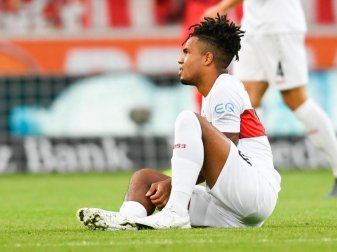 VfB-Spieler Daniel Didavi sitzt während des Spiels gegen Wehen Wiesbaden verletzt auf dem Spielfeld. Foto: Tom Weller/dpa VfB-Spieler Daniel Didavi sitzt während des Spiels gegen Wehen Wiesbaden verletzt auf dem Spielfeld. Foto: Tom Weller/dpa