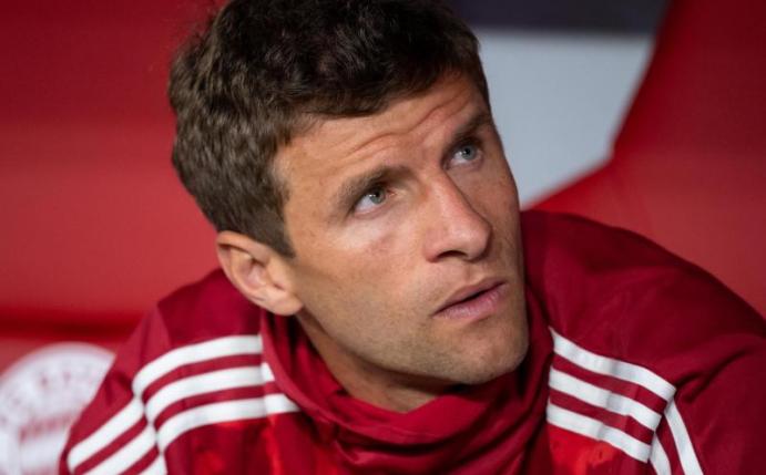 Wieder nicht in der Startelf der Bayern: Thomas Müller sitzt auf der Bank. Foto: Sven Hoppe/dpa