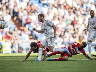 Real Madrids Eden Hazard (m) erzielt gegen Granada das Tor zum zwischenzeitlichen 2:0. Foto: Bernat Armangue/AP/dpa Real Madrids Eden Hazard (m) erzielt gegen Granada das Tor zum zwischenzeitlichen 2:0. Foto: Bernat Armangue/AP/dpa