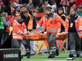 Leverkusens Charles Aranguiz wird verletzt vom Platz getragen und Leipzigs Trainer Julian Nagelsmann versucht zu trösten. Foto: Federico Gambarini/dpa Leverkusens Charles Aranguiz wird verletzt vom Platz getragen und Leipzigs Trainer Julian Nagelsmann versucht zu trösten. Foto: Federico Gambarini/dpa