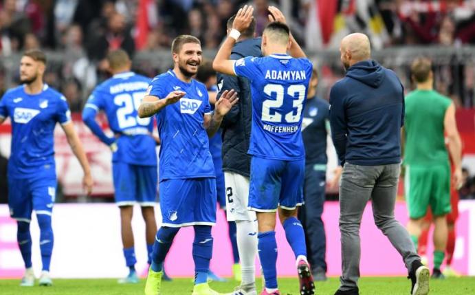 Hoffenheims Konstantinos Stafylidis (l) gratuliert Doppeltorschütze Sargis Adamyan zur Leistung gegen die Bayern. Foto: Tobias Hase/dpa