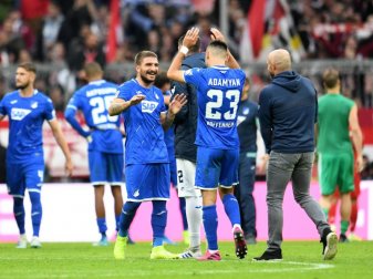 Hoffenheims Konstantinos Stafylidis (l) gratuliert Doppeltorschütze Sargis Adamyan zur Leistung gegen die Bayern. Foto: Tobias Hase/dpa Hoffenheims Konstantinos Stafylidis (l) gratuliert Doppeltorschütze Sargis Adamyan zur Leistung gegen die Bayern. Foto: Tobias Hase/dpa