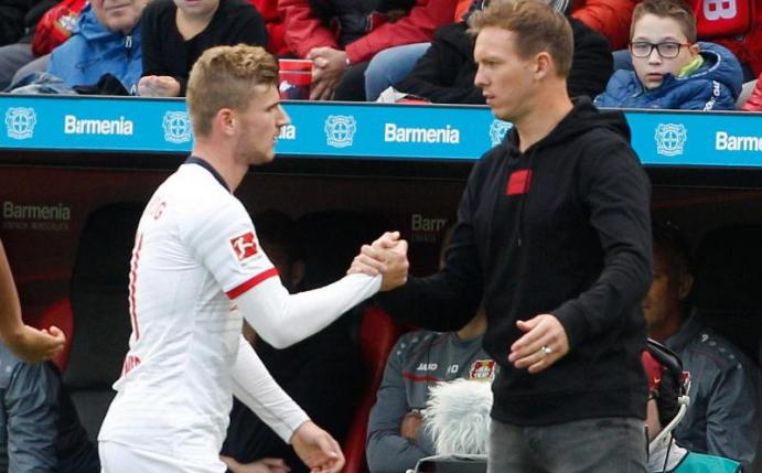 Wurde nach einer Stunde von Leipzigs Trainer Julian Nagelsmann (r) ausgewechselt: Timo Werner (l). Foto: Roland Weihrauch/dpa