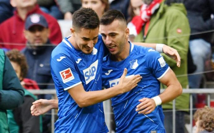 Hoffenheims Benjamin Hübner (l) gratuliert Sargis Adamyan (r) zum 1:0 gegen Bayern München. Foto: Tobias Hase/dpa