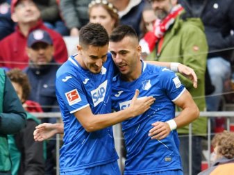 Hoffenheims Benjamin Hübner (l) gratuliert Sargis Adamyan (r) zum 1:0 gegen Bayern München. Foto: Tobias Hase/dpa Hoffenheims Benjamin Hübner (l) gratuliert Sargis Adamyan (r) zum 1:0 gegen Bayern München. Foto: Tobias Hase/dpa