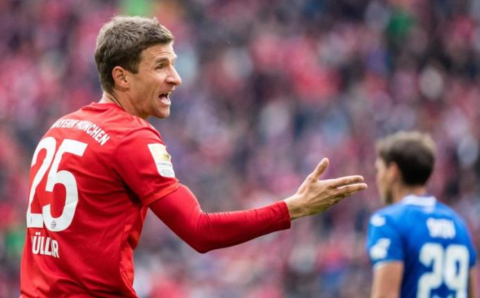 Bayerns Thomas Müller ärgert sich nach einer vergebenen Torchance. Foto: Matthias Balk/dpa