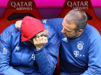 Javi Martinez (l) sitzt auf der Bank und wird von Co-Trainer Hansi Flick getröstet. Foto: Wagner/Fotostand/dpa Javi Martinez (l) sitzt auf der Bank und wird von Co-Trainer Hansi Flick getröstet. Foto: Wagner/Fotostand/dpa