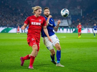 Durch das Remis gegen den FC Köln verpassten die Gelsenkirchener die Tabellenführung: Guido Burgstaller (r) kämpft mit und Kölns Sebastian Bornauw um den Ball. Foto: Guido Kirchner/dpa Durch das Remis gegen den FC Köln verpassten die Gelsenkirchener die Tabellenführung: Guido Burgstaller (r) kämpft mit und Kölns Sebastian Bornauw um den Ball. Foto: Guido Kirchner/dpa
