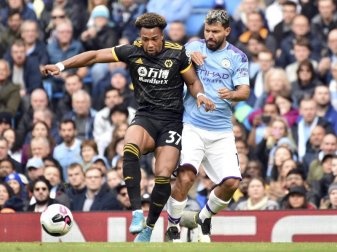 Wolverhamptons Doppeltorschütze Adama Traore (l) im Duell mit Sergio Agüero von Manchester City. Foto: Rui Vieira/AP/dpa Wolverhamptons Doppeltorschütze Adama Traore (l) im Duell mit Sergio Agüero von Manchester City. Foto: Rui Vieira/AP/dpa