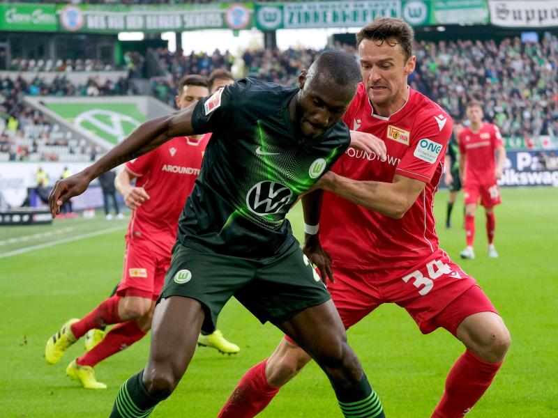 Unions Christian Gentner (r) im Duell mit seinem ehemaligen Teamkollegen Josuha Guilavogui. Foto: Peter Steffen/dpa